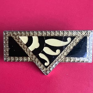 Vintage-inspirierte Art-Deco-Brosche im Pierre-Bex-Stil – Geometrische Emaille-Anstecknadel in Schwarz und Gold – Retro-Statement-Schmuckgeschenk für Sie – 5 cm Bild 2