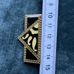 Vintage-inspirierte Art-Deco-Brosche im Pierre-Bex-Stil – Geometrische Emaille-Anstecknadel in Schwarz und Gold – Retro-Statement-Schmuckgeschenk für Sie – 5 cm Bild 3