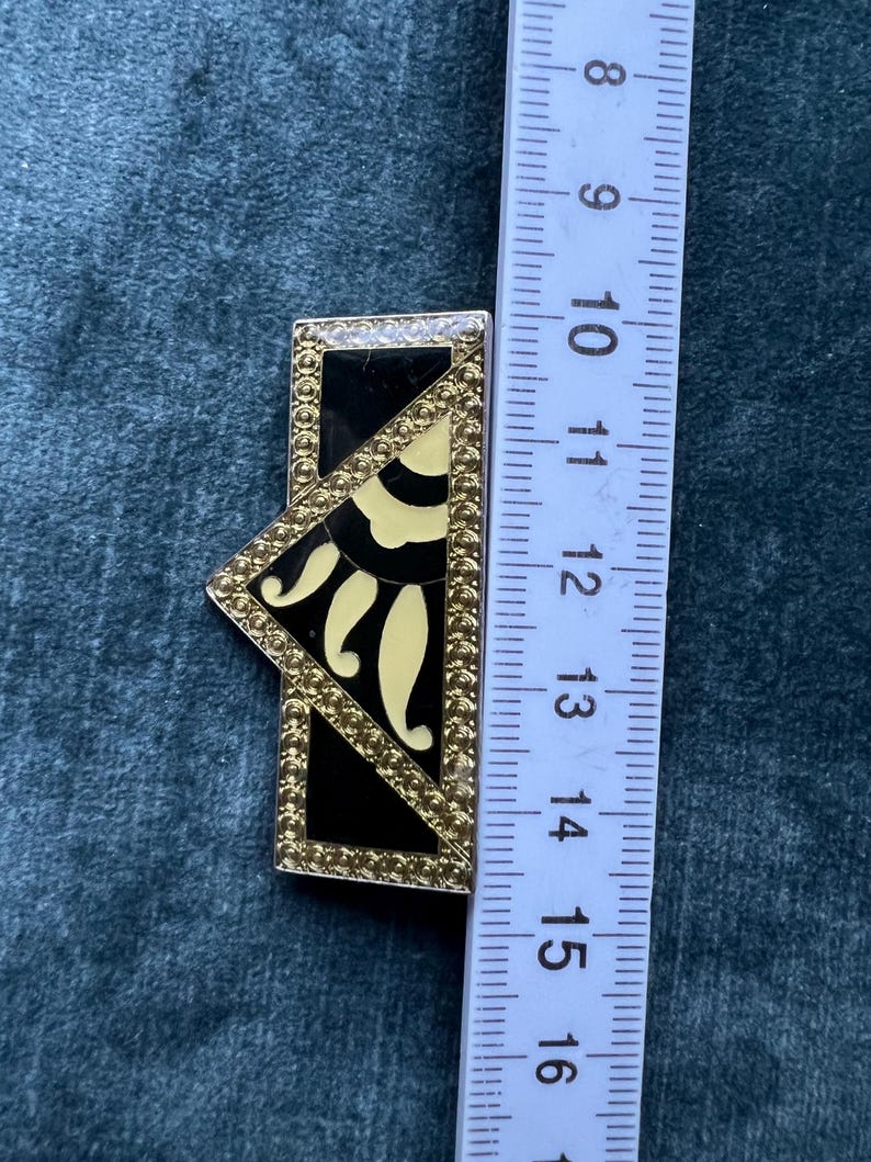 Vintage-inspirierte Art-Deco-Brosche im Pierre-Bex-Stil – Geometrische Emaille-Anstecknadel in Schwarz und Gold – Retro-Statement-Schmuckgeschenk für Sie – 5 cm Bild 3