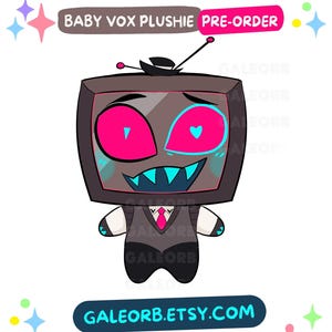 Op de afbeelding: Een knuffel met een televisiescherm als hoofd, felroze ogen, een cyaankleurige grijns met tanden en een kleine zwarte hoge hoed. Het lichaam draagt een grijs vest met een roze stropdas. Tekst: BABY VOX PLUSHIE PRE-ORDER en GALEORB.ETSY.COM.