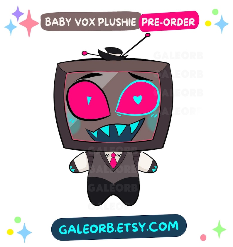 Op de afbeelding: Een knuffel met een televisiescherm als hoofd, felroze ogen, een cyaankleurige grijns met tanden en een kleine zwarte hoge hoed. Het lichaam draagt een grijs vest met een roze stropdas. Tekst: BABY VOX PLUSHIE PRE-ORDER en GALEORB.ETSY.COM.