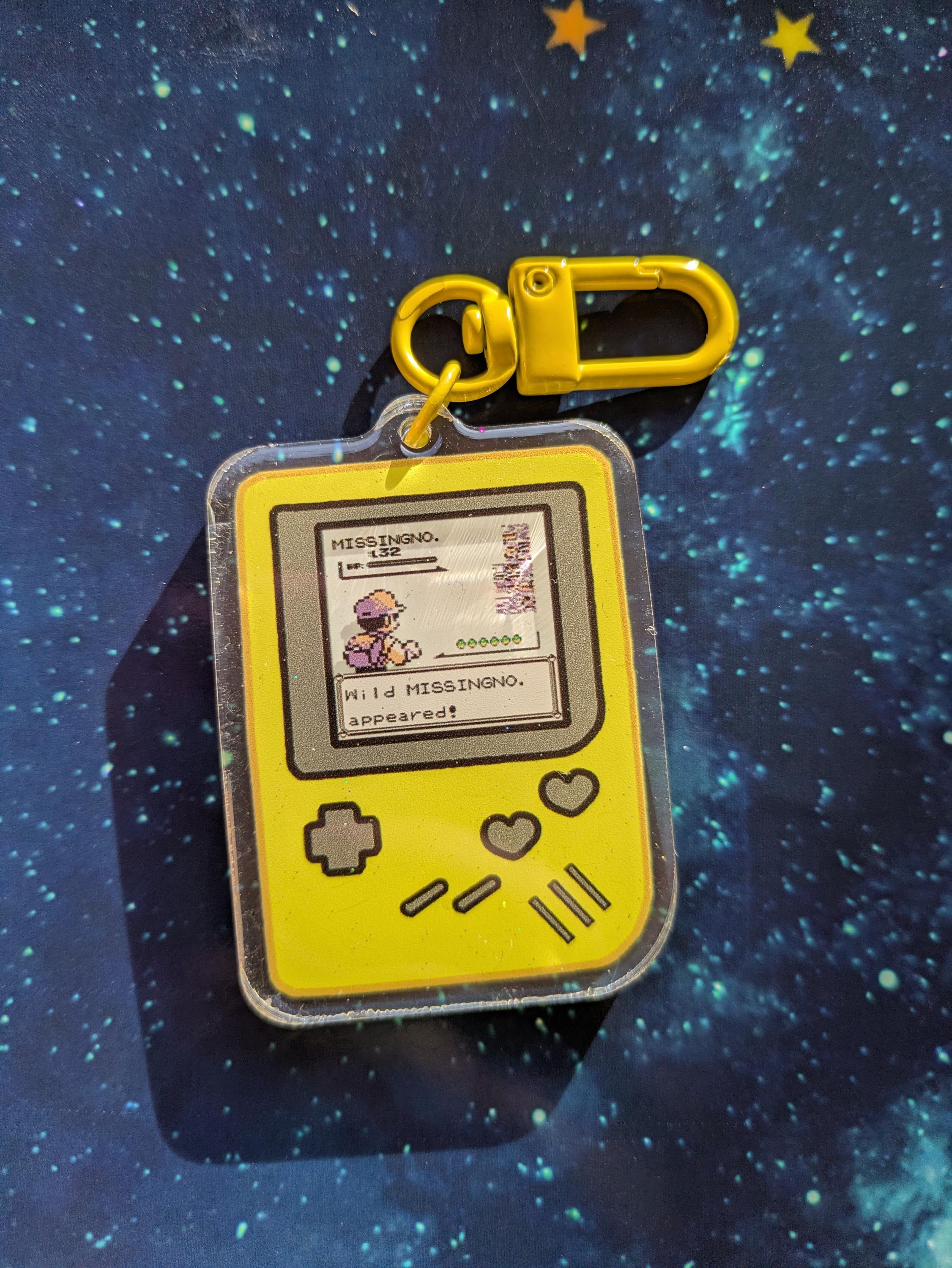 ゲームボーイ風キーホルダー　ポケモン かわいい3D効果のゲームボーイカラーキーチェーン、懐かしいゲーム