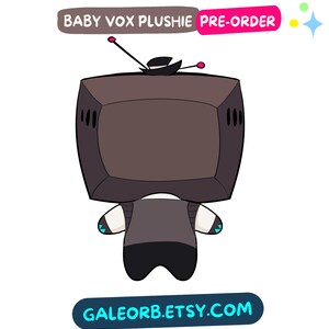 Op de afbeelding: Een knuffel in de vorm van een televisie met een donkergrijs scherm, een zwart lichaam en een antenne met twee roze uiteinden. Boven de knuffel staat de tekst BABY VOX PLUSHIE PRE-ORDER. Onderaan staat GALEORB.ETSY.COM in lichtblauwe letters.