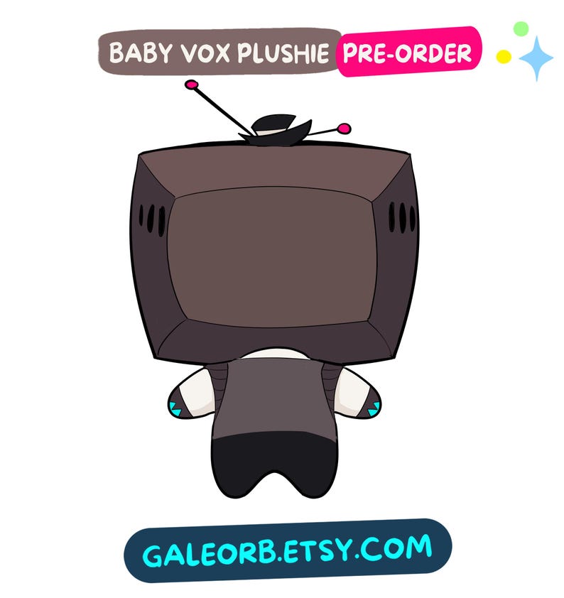Op de afbeelding: Een knuffel in de vorm van een televisie met een donkergrijs scherm, een zwart lichaam en een antenne met twee roze uiteinden. Boven de knuffel staat de tekst BABY VOX PLUSHIE PRE-ORDER. Onderaan staat GALEORB.ETSY.COM in lichtblauwe letters.