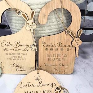 Può includere: Decorazioni per chiavi magiche a forma di coniglietto pasquale in legno. Ogni chiave presenta un design a coniglietto e il testo "Easter Bunny" e "Magic Key". Una chiave è a forma di uovo, le altre sono attaccapanni. Include il testo "Please use this magic key for your visit".