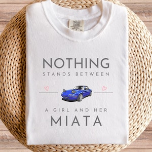 Ein Mädchen und ihr Miata Comfort Colors T-Shirt