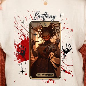 Maglietta grafica personalizzata per parrucchiere di Halloween, maglietta per parrucchiere, stilista dei tarocchi, magliette di Halloween per parrucchieri, magliette per gruppi di parrucchieri