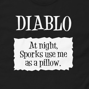 Diablo Taco Bell Sauce Päckchen &#39;In der Nacht benutzen mich Sporks als Kissen.&#39; Halloween Kostüm Herren klassisches T-Shirt