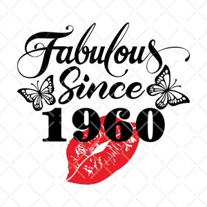 Puede incluir: Diseño gráfico con las palabras "Fabulous Since 1960" en escritura negra, acompañado de dos ilustraciones de mariposas y una impresión de labios rojos. El diseño está sobre un fondo blanco con un sutil patrón de diamantes.