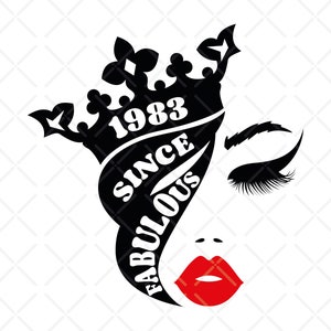 Puede incluir: Diseño gráfico en blanco y negro que representa el rostro de una mujer coronada. El texto "1983 SINCE FABULOUS" está estilizado, con labios rojos y largas pestañas. Fondo blanco.