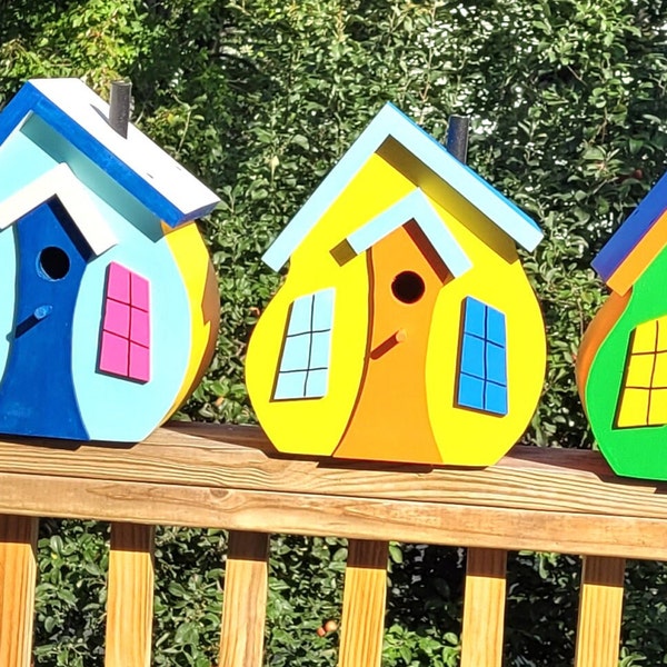 Cabane à oiseaux en bois arrondie, peinte à la main, 5 combinaisons de couleurs disponibles.