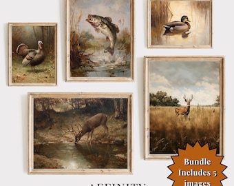 Könnte beinhalten: Fünf gerahmte Kunstdrucke im Vintage-Stil mit Wildtierszenen. Enthält einen Truthahn, einen springenden Fisch, eine Ente auf dem Wasser, einen Hirsch, der aus einem Bach trinkt, und einen Hirsch auf einem Feld. Die Rahmen sind hellbraun. Der Text "AFFINITY WALL ART" steht unten.