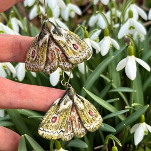 Groene Moth vlinder keramische bungeloorbellen. Lichtgewicht oorbellen van porseleinkeramiek. Lente zomer artistieke bug insect oorbellen. afbeelding 7