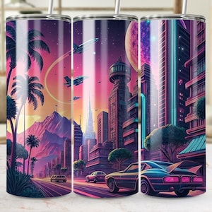 Puede incluir: Tres vasos de acero inoxidable con un vibrante diseño de paisaje urbano retro-futurista. La obra de arte presenta palmeras, aviones voladores y un horizonte colorido en tonos de morado, rosa y verde azulado. Cada vaso tiene una pajita.