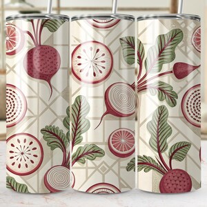 Puede incluir: Un vaso de acero inoxidable con un patrón repetido de remolachas, rodajas de remolacha y cítricos. El diseño presenta un fondo geométrico beige con ilustraciones rojas, verdes y blancas. El vaso incluye una pajita plateada.