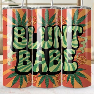 Peut inclure: Un gobelet en acier inoxydable avec un design vibrant. Le gobelet présente les mots "BLUNT BABE" dans une police groovy, entourés de feuilles de cannabis et de signes de paix, sur un fond rouge et orange avec des rayons de soleil.