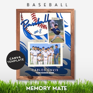 Puede incluir: Un tablero de recuerdos con temática de béisbol con un diseño abstracto azul y blanco. El tablero presenta una pelota de béisbol con el número 8, una foto de un niño con uniforme de béisbol y una foto de un equipo de béisbol. El texto "Baseball", "Team Cheer", "Nickname", "Carlos Davis" y "Your School Name" está incluido en el tablero.