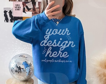 Maquete Gildan 18000 Sapphire, Mockup de Moletom Sapphire, Mockup de Gola Redonda Sapphire Grande, Modelo 18000 Gildan Blue Mockup, Mockup G180 da Moda