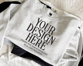 Mockup di felpa Gildan 18000 grigio cenere Pinterest Mock Up Maglione grigio cenere Girocollo oversize alla moda Modello reale Estetica boho Atmosfera alla moda