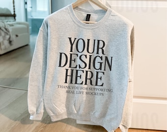 Mockup di felpa Gildan 18000 grigio cenere Pinterest Mock Up Maglione grigio cenere Girocollo oversize alla moda Modello reale Estetica boho Atmosfera alla moda