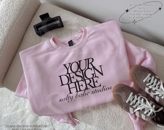 Mockup de moletom Gildan 18000 rosa claro, gola redonda, mockups minimalistas simples, mockups modernos, mockups estéticos boho, rosa, estilo preppy, tamanho grande
