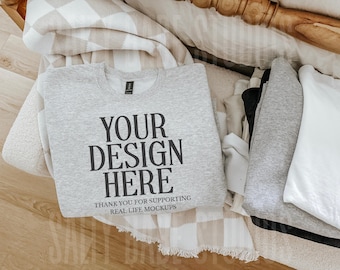 Mockup di felpa Gildan 18000 grigio cenere Pinterest Mock Up Maglione grigio cenere Girocollo oversize alla moda Modello reale Estetica boho Atmosfera alla moda