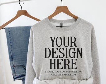Mockup di felpa Gildan 18000 grigio cenere Pinterest Mock Up Maglione grigio cenere Girocollo oversize alla moda Modello reale Estetica boho Atmosfera alla moda
