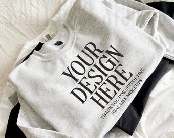 Mockup di felpa Gildan 18000 grigio cenere Pinterest Mock Up Maglione grigio cenere Girocollo oversize alla moda Modello reale Estetica boho Atmosfera alla moda
