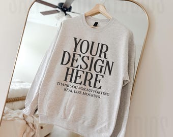 Mockup di felpa Gildan 18000 grigio cenere Pinterest Mock Up Maglione grigio cenere Girocollo oversize alla moda Modello reale Estetica boho Atmosfera alla moda