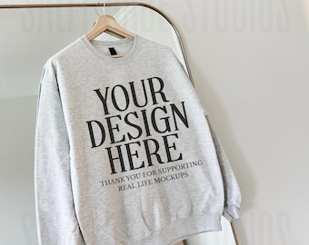 Mockup di felpa Gildan 18000 grigio cenere Pinterest Mock Up Maglione grigio cenere Girocollo oversize alla moda Modello reale Estetica boho Atmosfera alla moda
