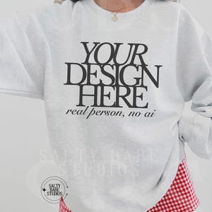 Maqueta de jersey de cuello redondo Gildan 18000 gris ceniza, maqueta de jersey de cuello redondo Gildan, maqueta de jersey de cuello redondo, maqueta de modelo, maqueta de Gildan 1800, maqueta de suéter, maqueta gris