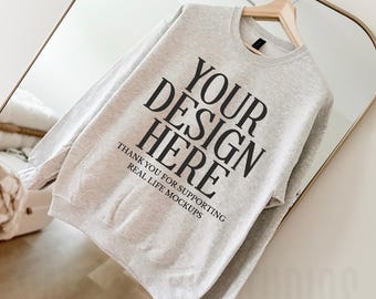 Mockup di felpa Gildan 18000 grigio cenere Pinterest Mock Up Maglione grigio cenere Girocollo oversize alla moda Modello reale Estetica boho Atmosfera alla moda