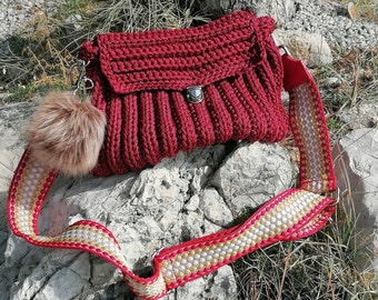 Elegante bolso de crochet en rojo