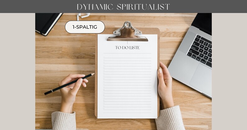K&ouml;nnte beinhalten: Ein Holz-Klemmbrett mit einer To-Do-Liste wird von H&auml;nden gehalten, mit einem Bleistift zum Schreiben. Ein Laptop und ein Notizbuch liegen auf dem Holztisch. Der Text "DYNAMIC SPIRITUALIST" und "TO DO LISTE" sind sichtbar.