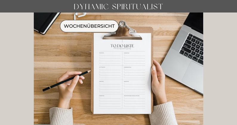 K&ouml;nnte beinhalten: Ein Holz-Klemmbrett mit einer To-Do-Liste wird von H&auml;nden gehalten, mit einem Bleistift &uuml;ber dem Papier. Ein Laptop und ein Notizbuch liegen auf dem Holztisch. Der Text "DYNAMIC SPIRITUALIST" und "WOCHEN&Uuml;BERSICHT" sind sichtbar.
