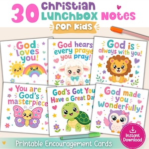 Op de afbeelding: Een set van 30 printbare christelijke lunchboxbriefjes voor kinderen met kleurrijke illustraties van een zon, regenboog, lammetje, leeuw, vlinder, schildpad en uil. Elke kaart bevat bemoedigende teksten zoals God loves you en God is always with you.