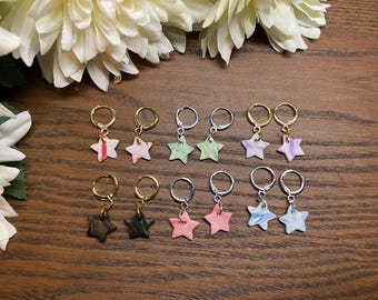 Pendientes de aro con forma de estrella jaspeada / PENDIENTES DE ARCILLA POLIMÉRICA / Hechos a mano, divertidos, únicos, lindos, coloridos, bonitos, impresionantes, preciosos, hermosos