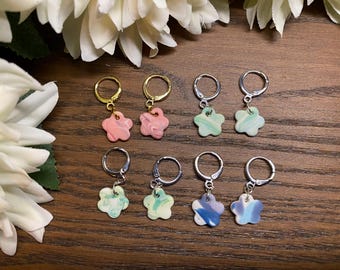 Pendientes de aro con flores jaspeadas / PENDIENTES DE ARCILLA POLIMÉRICA / Hechos a mano, divertidos, únicos, lindos, coloridos, bonitos, impresionantes, hermosos