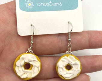 Pendientes de medio bagel con queso crema / PENDIENTES DE ARCILLA POLIMÉRICA / Hechos a mano, divertidos, únicos, lindos, originales, graciosos, novedosos / Regalo para ella