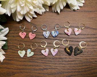 Pendientes de aro con forma de corazón jaspeado / PENDIENTES DE ARCILLA POLIMÉRICA / Hechos a mano, divertidos, únicos, lindos, coloridos, bonitos, impresionantes, hermosos