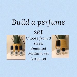 Könnte beinhalten: Drei kleine Glasflaschen mit schwarzen Kappen und Etiketten. Die Flaschen sind in einer Reihe auf einer Holzoberfläche angeordnet. Der Text "Build a perfume set" steht über den Flaschen. Der Text "Choose from 3 sizes: Small set, Medium set, Large set" steht unter den Flaschen.
