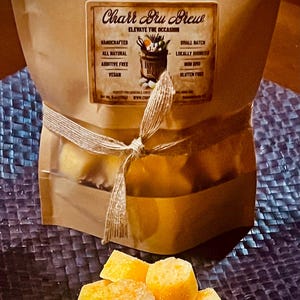 Cubos de azúcar infusionados con amargo de naranja y arce. Ideales para cócteles, cócteles sin alcohol, tés, cafés, cócteles tradicionales y elaborados artesanalmente.