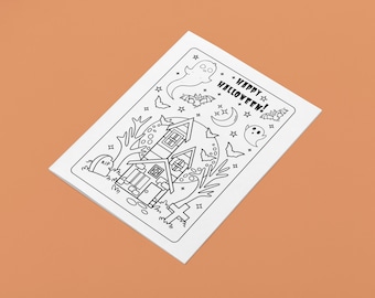 Puede incluir: Una página para colorear en blanco y negro con una casa encantada, murciélagos, fantasmas, una luna creciente y estrellas. El texto "HAPPY HALLOWEEN!" está en la parte superior de la página.