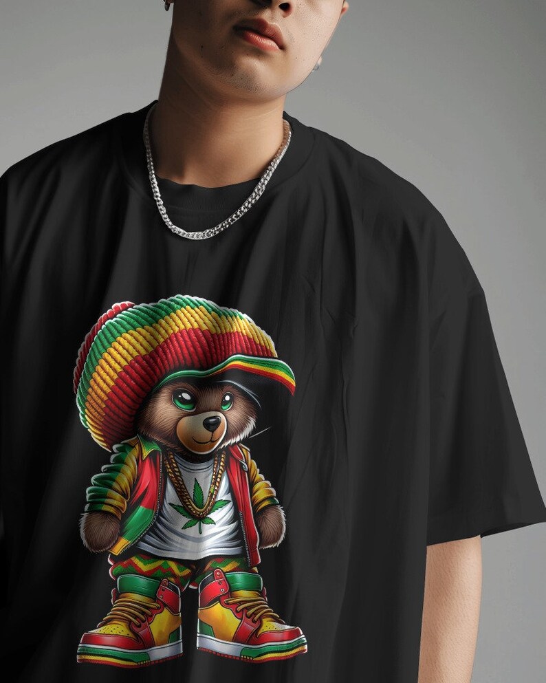 Puede incluir: Camiseta negra con una ilustraci&oacute;n de dibujos animados de un oso con un sombrero rojo y verde, una chaqueta roja y zapatillas de deporte. El oso sostiene una hoja de marihuana.