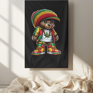 Puede incluir: Un oso de peluche de dibujos animados que lleva una boina roja, amarilla y verde, una camiseta blanca con un dise&ntilde;o de hoja de marihuana verde, una chaqueta roja y verde y zapatillas rojas, amarillas y verdes. El oso est&aacute; de pie sobre un fondo negro.