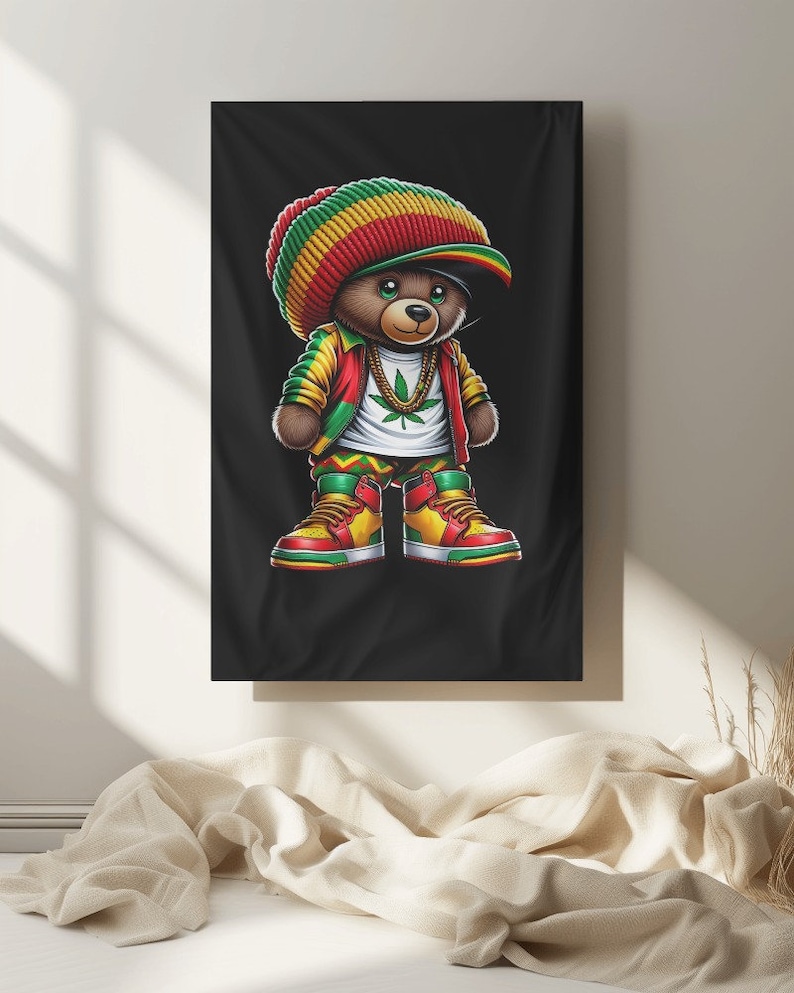 Puede incluir: Un oso de peluche de dibujos animados que lleva una boina roja, amarilla y verde, una camiseta blanca con un dise&ntilde;o de hoja de marihuana verde, una chaqueta roja y verde y zapatillas rojas, amarillas y verdes. El oso est&aacute; de pie sobre un fondo negro.