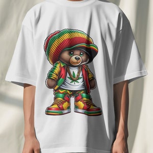 Puede incluir: Camiseta blanca con una ilustraci&oacute;n de dibujos animados de un oso de peluche con un sombrero rojo, amarillo y verde, una chaqueta verde y amarilla y pantalones verde y amarillo. El oso lleva una cadena de oro con un colgante de hoja de marihuana verde. El oso lleva zapatillas rojas, amarillas y verdes.