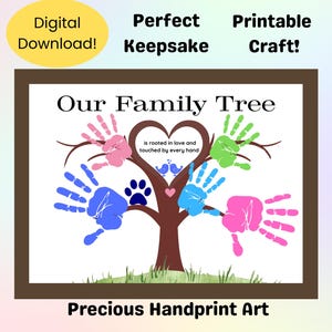 Peut inclure: Une impression d'art d'arbre généalogique encadrée avec des empreintes de mains colorées et une empreinte de patte. Le texte indique "Our Family Tree" et "Precious Handprint Art". Le texte supplémentaire comprend "Digital Download!" et "Perfect Keepsake Printable Craft!"