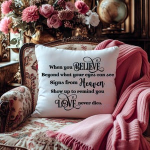 Może przedstawiać: Biała poduszka z czarnym tekstem, który brzmi: "When you BELIEVE Beyond what your eyes can see Signs from Heaven Show up to remind you LOVE never dies."