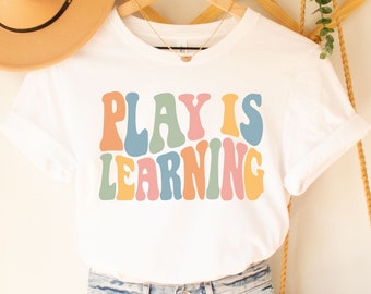 Retroshirt spelen is leren, shirt voor leraar kleuterschool, leraar speciaal onderwijs, shirt logopedist, shirt retrospel, T-shirt spelen